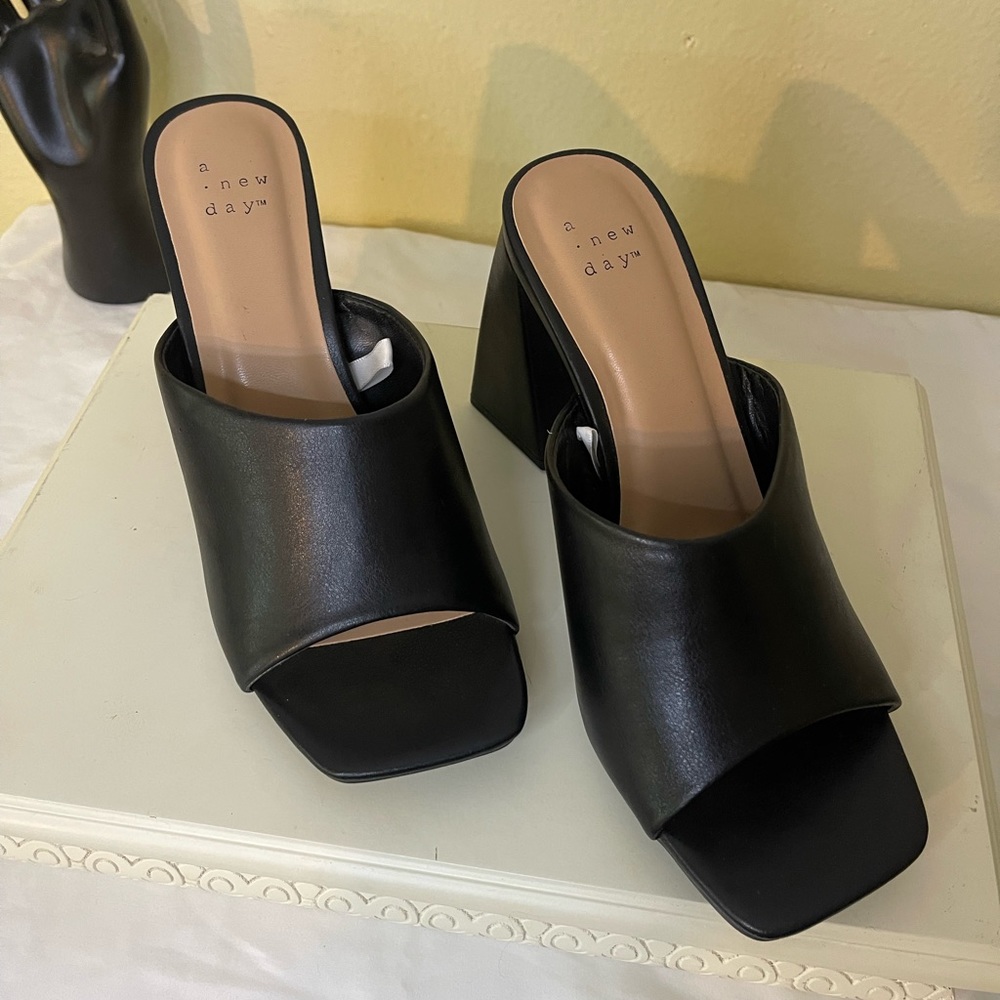 BLACK HEELS